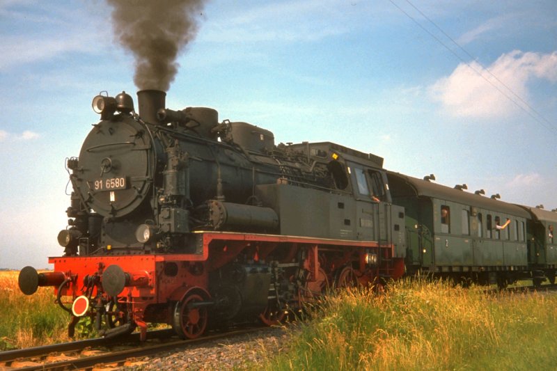 BR 91 als Schlulok am Zug nach Bindersleben, bei Schmira, um 1988