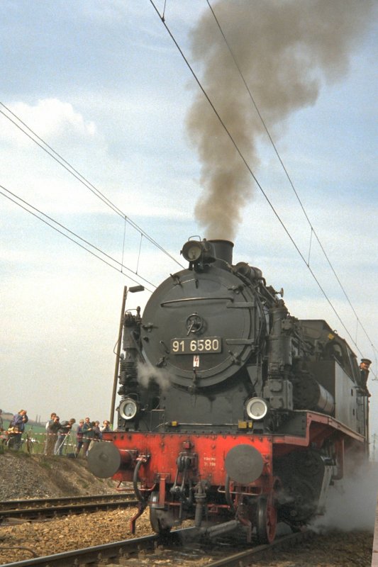 BR 91 bei der Lokparade in Arnstadt (Vorbeifahrt am Bw), um 1992