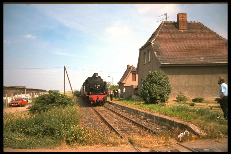 BR 91 mit Zug der Traditionsbahn Erfurt-West in Erfurt-Bindersleben, um 1988 - das EG war damals schon ein Wohnhaus.