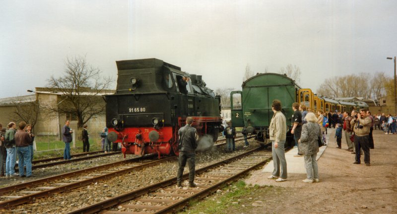 BR 91, rangiert in Rudisleben auf der Stichbahn Arnstadt-Ichterhausen, um 1988 (DMV-Sonderzug, sonst nur Gterverkehr Rudisleben)