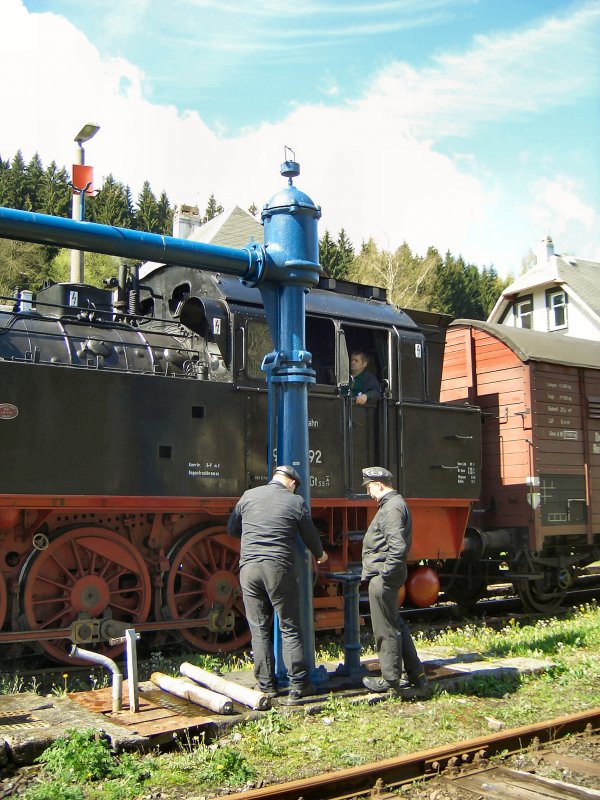 BR 94 im Bahnhof Sttzerbach beim Wassernehmen (Rennsteigbahn Ilmenau-Schleusingen)