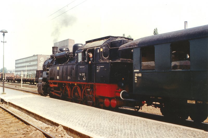 BR 94 in Erfurt-Nord, um 1986 vor Sonderzug nach Erfurt-West
(ehem. Traditionsbahn Erfurt-West)