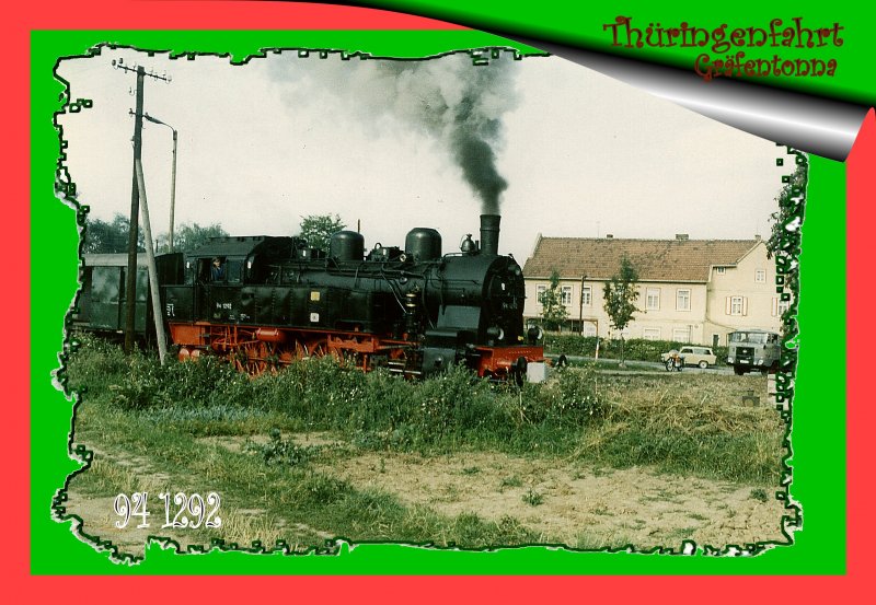 BR 94 in Grfentonna, rechts alte DDR-Fahrzeuge. Aufnahme um 1996