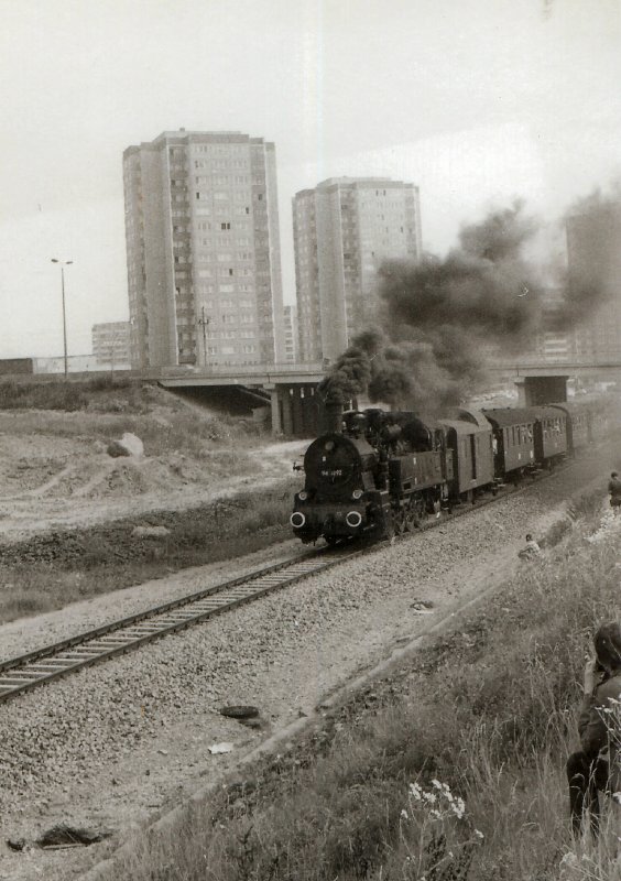 BR 94 mit Personenzug auf der ehemaligen Traditionsbahn Erfurt -West hat gerade den Hp. Berliner Strasse verlassen.