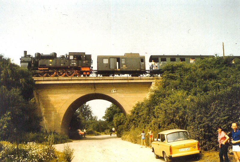 BR 94 mit Petrsonenzug zwischen Erfurt-Marbach und Erfurt-West (ehemalige Traditionsbahn Erfurt-West) Aufnahme um 1985 auf ORWO-Farbfilm