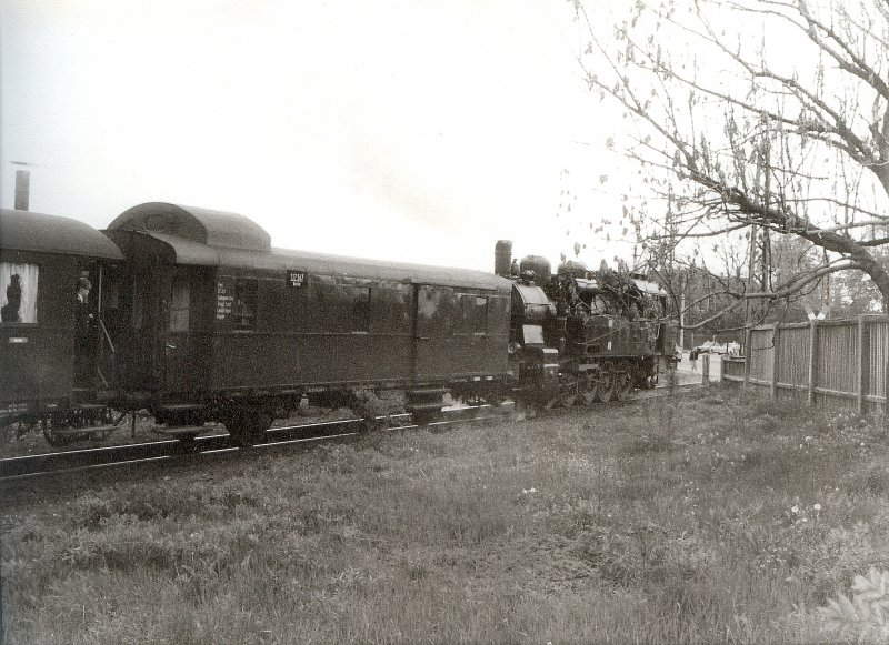 BR 94 mit Sonderzug auf der Ilmtalbahn, um 1988
gesc. Foto



http://www.bahnbilder.de/bilder/thumbs/tn_249509.jpg