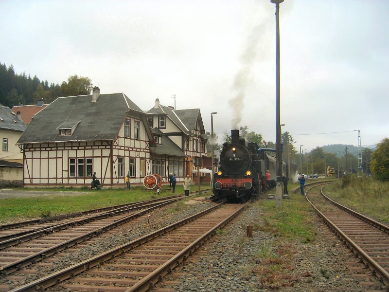 BR 94 mit Zug der Rennsteigbahn im Bahnhof Sttzerbach, 2006