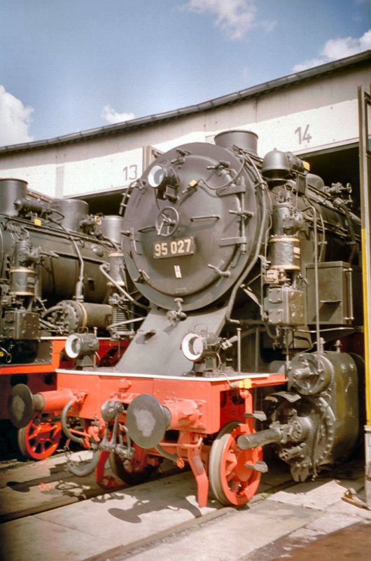 BR 95 am Lokschuppen des BE Arnstadt hist. im Jahre 2001, digitalisiertes Analogfoto