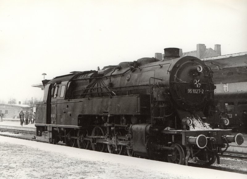BR 95 im Bahnhof Sonneberg, kalt abgestellt anl��lich einer Winterdampfahrt des DMV, um 1986