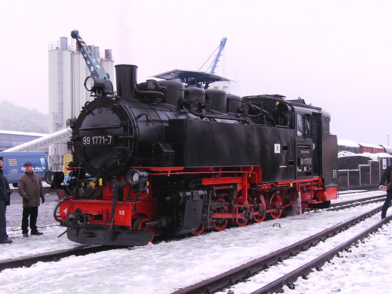 BR 99 1771-7 steht am Kohlebansen
am 13.12.08 in Freital Hainsberg.