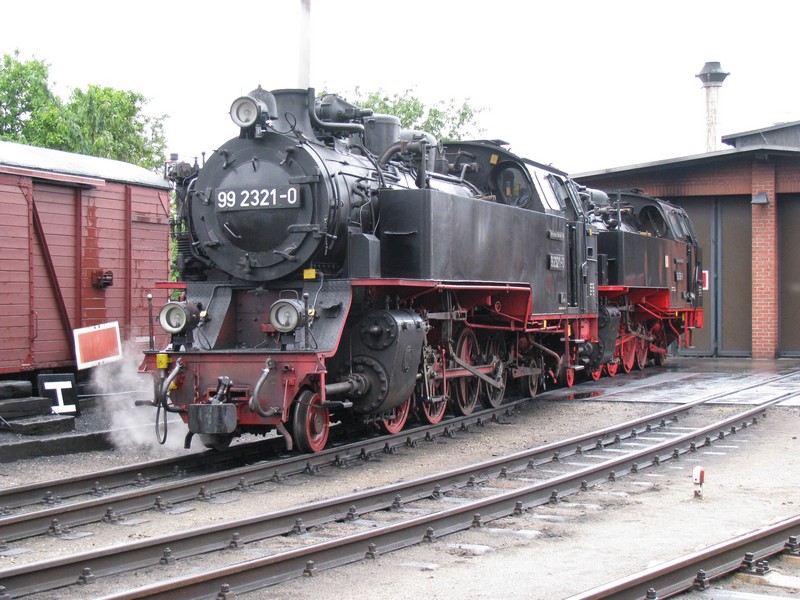 BR 99 2321-0 und BR 99 2322-8 steht vor Lokschuppen zur PARADE bereit, Khlungsborn-West 10.07.2009