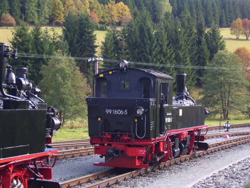 BR 99 606 am 05.10.08 vor der Fahrzeughalle der Pressnitztalbahn.