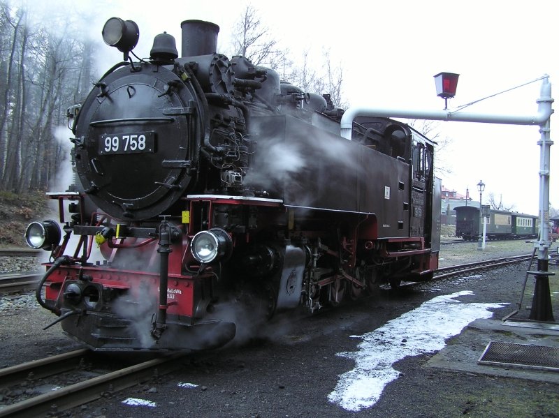 BR 99 758 Der SOEG im Bahnhof Bertsdorf beim Wasser fassen fr den Nchsten Einsatz.