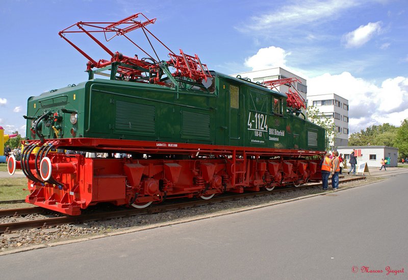 BR EL 2 Diese Industrielok (4-1124-100-B3 ) war im Braunkohlekombinat Bitterfeld im Einsatz und steht nun als Denkmal auf dem Gel�nde von Bombardier in Hennigsdorf
Diese elektronischen Grubenloks wurden bis 1988 im LEW ( Lokomotivbau Elektrotechnische Werke )  Hans Beimler  in Hennigsdorf gebaut.

Tag des offenen Unternehmens
16.05.2009