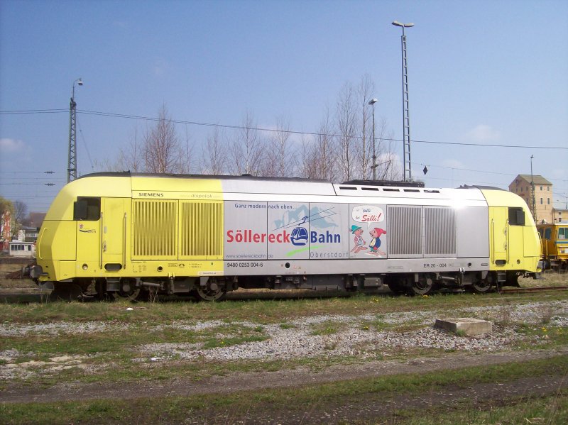 BR ER 20 Siemens Dispolok angemietet von alex mit Werbung fr die Sllereckbahn in Oberstdorf. Abgestellt am ehemaligem Bw in Rosenheim. Aufgenommen am 08.04.07.