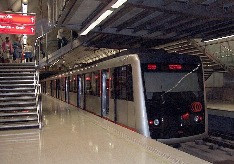 BR UT 500 der Linie 2 nach Sestao in der Metro-Station Abando, Umsteige-Station zum RENFE-Bahnhof Abando und zum FEVE-Bahnhof Concordia, aufgenommen im September 2005. 