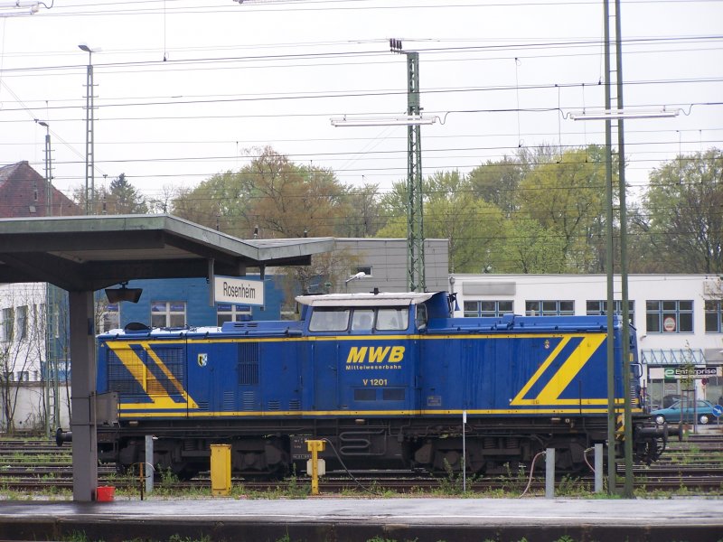 BR V 1201 (ehemalige V 100 der DR) der Mittelweserbahn im Bahnhof Rosenheim. Aufgenommen am 29.04.2006.
