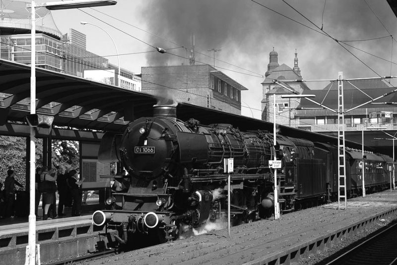 BR.01 1066 Der Ulmer Eisenbahnfreunde Fhrt b.z.w.Dampft Zur Fahrt Nach Osnabrck-Hbf In Hamburg-Hbf.24.05.09
