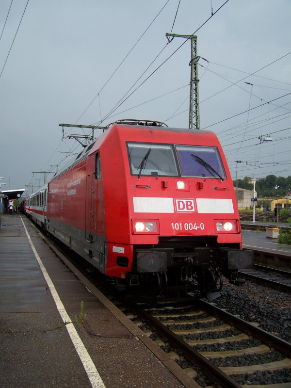Br.101 004-0 mit einem IC von Nrnberg Hbf nach Karlsruhe Hbf. Aufgenommen am verregneten Freitag den 20.Juli 2007 im Bahnhof Aalen.