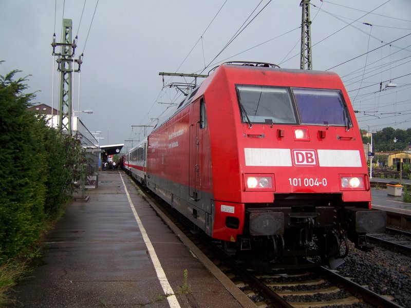 Br.101 004-0 mit einem IC nach Karlsruhe Hbf im Bahnhof Aalen. Aufgenommen am 20.Juli 2007