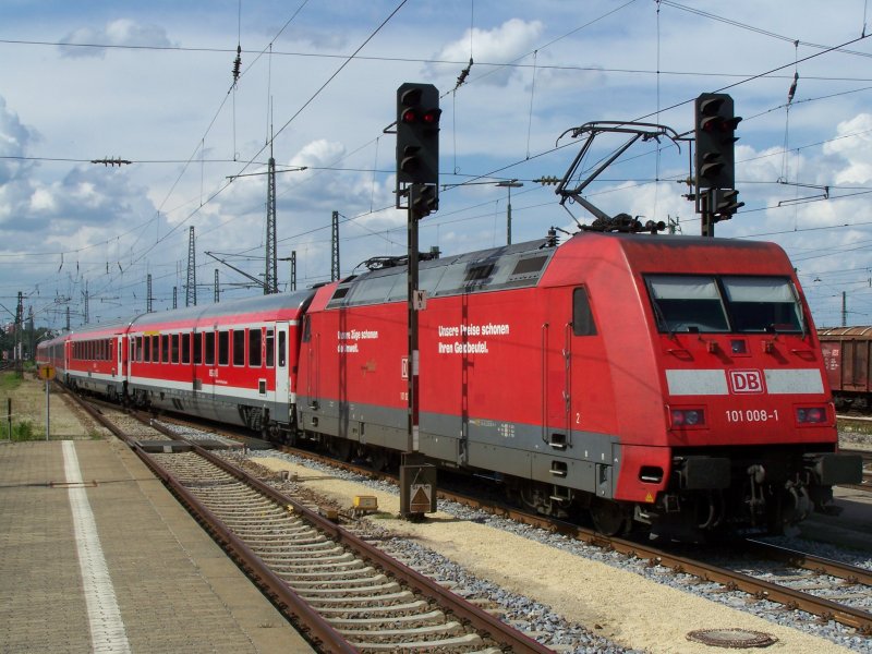 Br.101 008-1 hing im Juni 2007 vor dem Mnchen-Nrnberg-Express  Fresh . Hier bei der Ausfhart des Bahnhofes Ingolstadt.