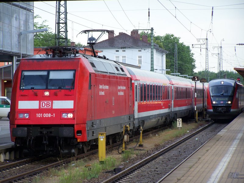 Br.101 008-1 mit dem Mnchen-Nrnberg-Express  Fresh  in Ingolstadt Hbf.  Aufgenommen im Juni 2007.