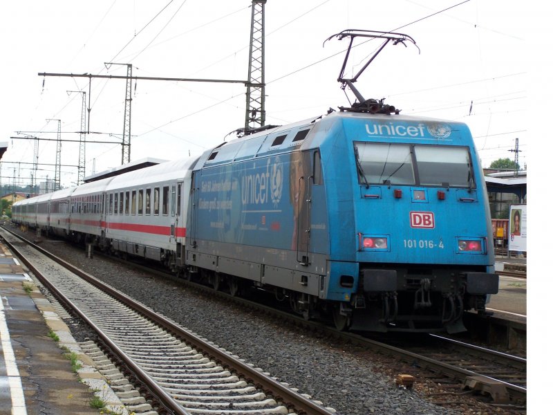 Br.101 016-4  Unicef  im Bahnhof Aalen. Sie fuhr als IC 2069 von Karlsruhe Hbf nach Nrnberg Hbf. Nchster Halt ist Ellwangen. Aufgenommen am 2.Juli 2007