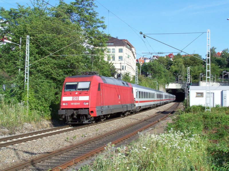 Br.101 023-0 mit einem InterCity IC bei der Durchfahrt des Bahnhofes Stuttgart-Feuerbach. Der Zug hat vor kurzem Stuttgart Hbf verlassen.
Aufgenommen am 26.Juli 2007