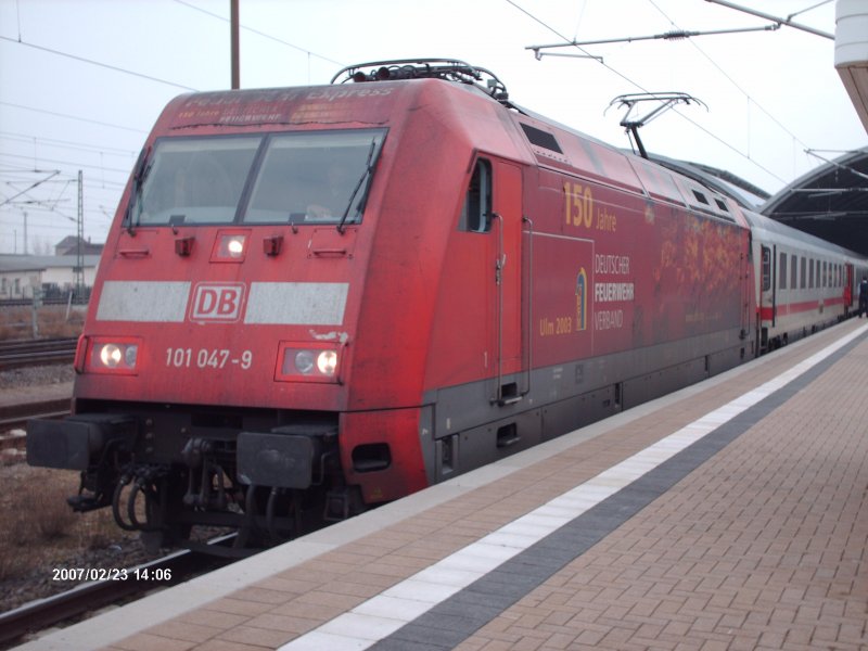 BR101 047-9  150 Jahre Deutscher Feuerwehr Verband  zog am 23.02.2007 den InterCity 2036 nach Norddeich Mole.(aufgenommen in Halle(Saale)Hbf)