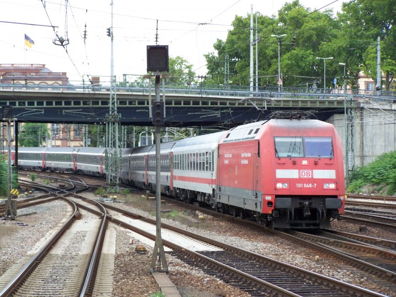 Br.101 048-7 kam am 17.August 2007 mit einem EuroCity EC in den Bahnhof Mannheim Hbf eingefahren. Der EC kam aus Hamburg-Altona und fuhr nach Chur. 