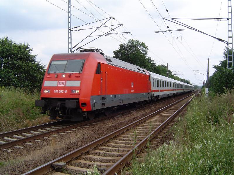 BR101 062-8 vor IC2455  Pommersche Bucht  auf dem Weg von Dsseldorf ber Berlin und Stralsund nach Binz. Abgelichtet am 16.08.04 wenige Minuten nach der Ausfahrt aus dem Greifswalder Hbf.