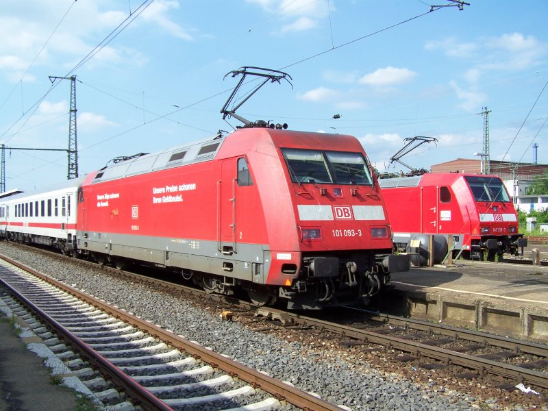 Br.101 093-3 mit einem InterCity nach Nrnberg Hbf und Br.146 218-3 mit einem Regionalexpress nach Stuttgart Hbf, traffen sich im Bahnhof Aalen. Aufgenommen am 17.juli 2007