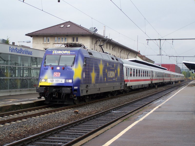 Br.101 101-4  Europa  bei der Einfahrt in den Bahnhof Aalen. Dieser IC fuhr von Nrnberg Hbf nach Karlsruhe Hbf. Aufgenommen bei der Einfahrt in Aalen am 28.September 2007