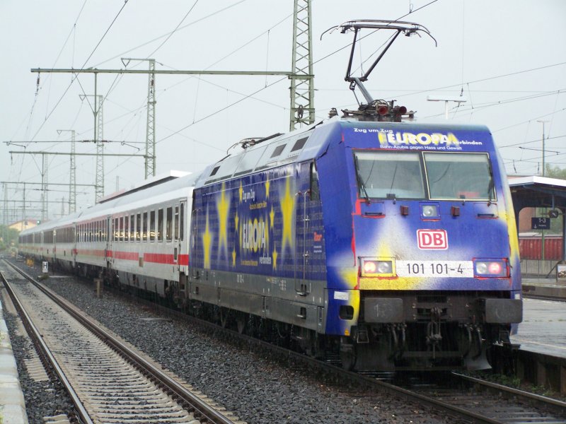 Br.101 101-4  Europa  fuhr am regnerischen Freitag den 20.Juli 2007 von Karlsruhe HBF nach Nrnberg HBF. Aufgenommen bei der Ausfhart in Aalen.