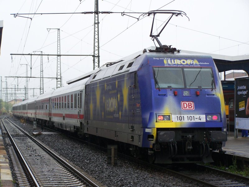 Br.101 101-4  Europa  fuhr am 28.September 2007 mit einem InterCity IC von Karlsruhe Hbf nach N�rnberg Hbf. Hier in Bahnhof Aalen.
