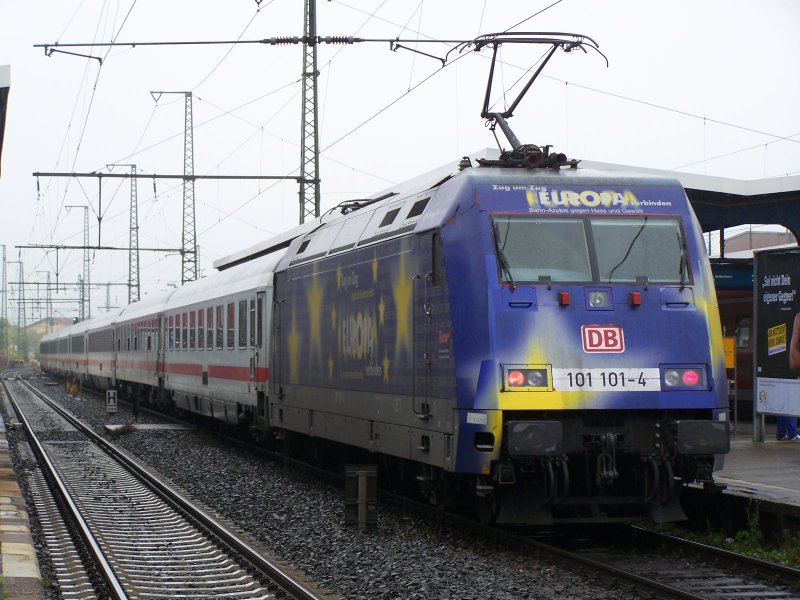 Br.101 101-4  Europa  fuhr am 28.September 2007 mit einem InterCity IC von Karlsruhe Hbf nach Nrnberg Hbf. Hier in Bahnhof Aalen.