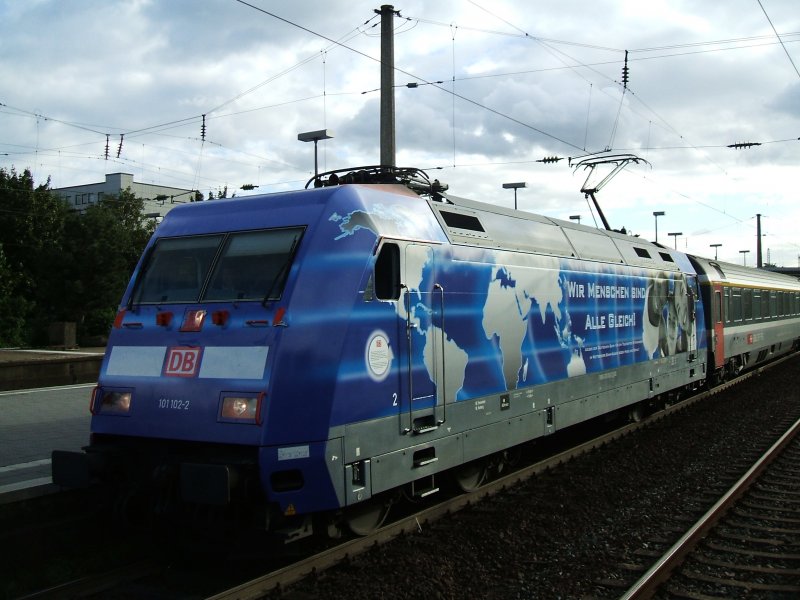 BR101 102-2 die neue mit FL  Wir Menschen sind alle gleich!  mit
EC 100 von Chur nach Hamburg Altona auf Gleis 5 die Einfahrt in
Bochum Hbf.Dank an den TF.(04.09.2007)