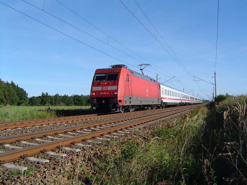 BR101 113-9 vor IC2410 auf dem Weg von Leipzig ber Berlin nach Stralsund. Abgelichtet kurz vor Greifswald am 08.09.04.