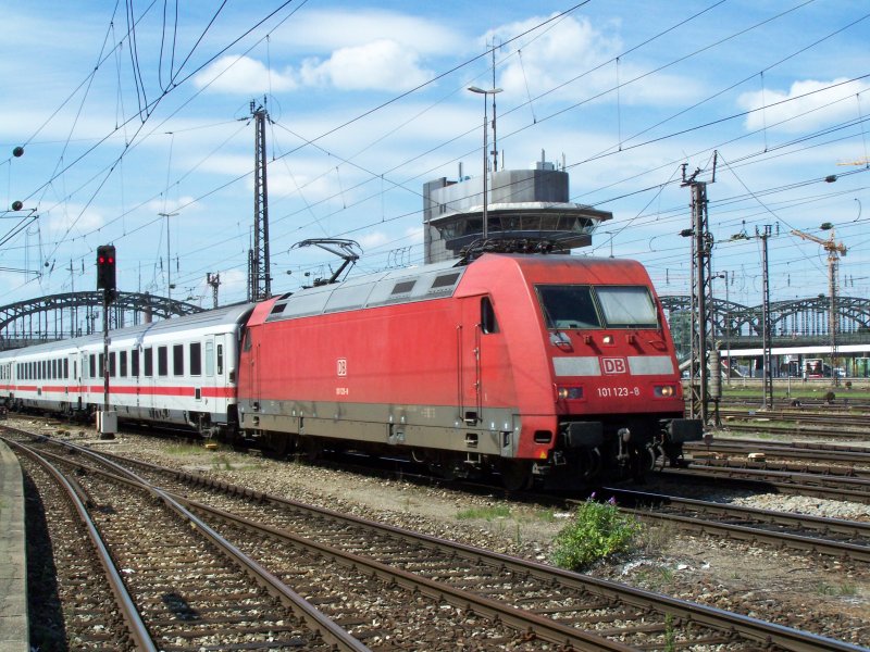 Br.101 123-8 fhrt am 15.August 2007 mit einem IC nach Mnchen Hbf ein. Aufgenommen im Gleisvorfeld des Bahnhofes Mnchen Hbf.