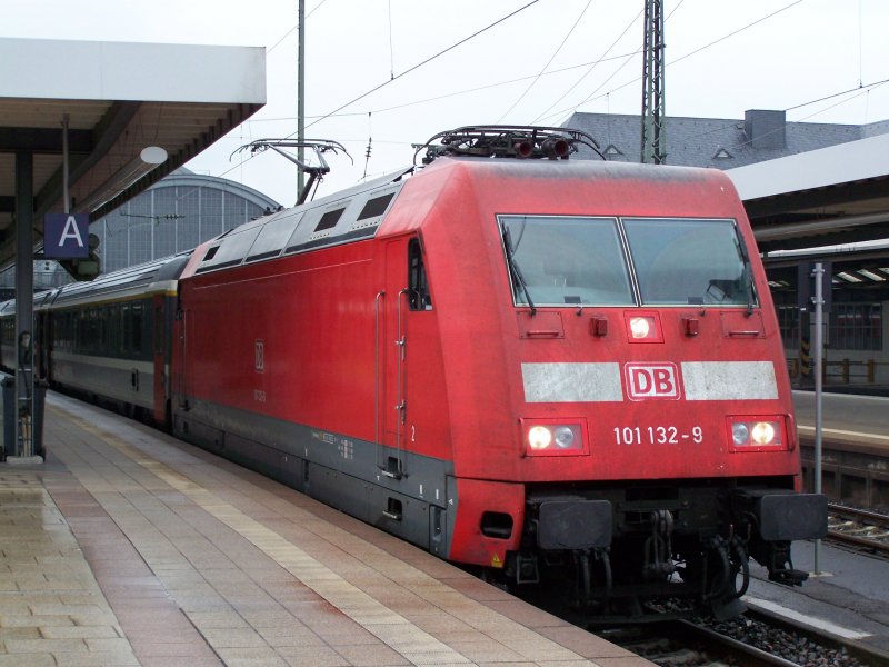 Br.101 132-9 mit einem EuroCity EC nach Hamburg-Altona im Bahnhof Karlsruhe Hbf.
Aufgenommen am 7.August 2007