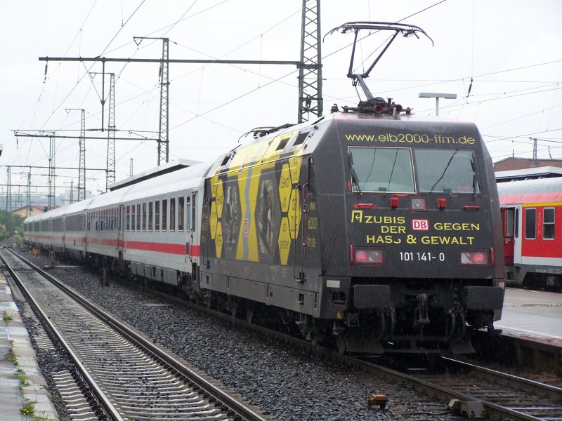 Br.101 141-0 steht mit einem InterCity im Bahnhof Aalen. Der IC fuhr von Karlsruhe Hbf nach Nrnberg Hbf. Aufgenommen im Sommer 2007 beim Zwischenhalt in Aalen.