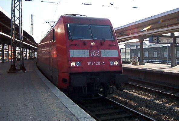 BR101 im Bahnhof Stralsund