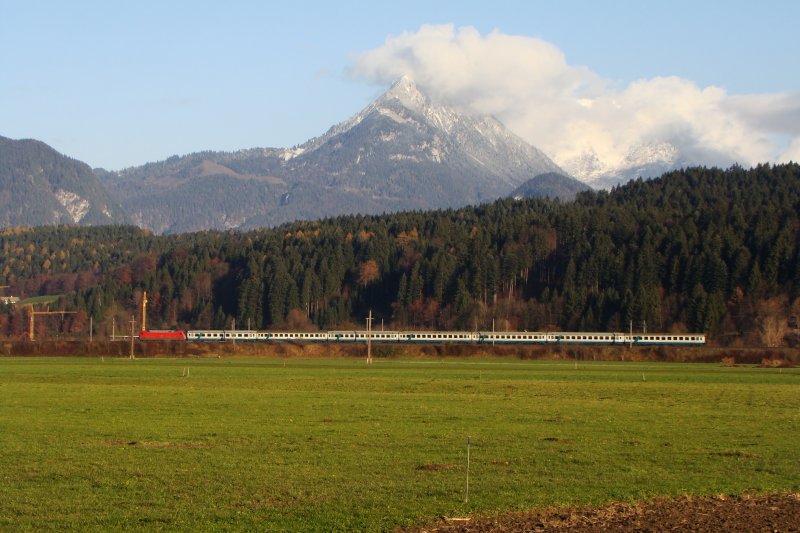 Br.101 mit EC  Michelangelo  bei Kirchbichl.18.11.2008