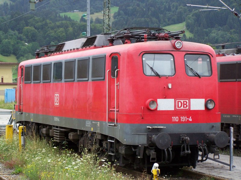 Br.110 191-4 (Kasten110er) war am 9.August 2007 im Abstellbereich des Bahnhofes Garmisch-Partenkirchen abgestellt.