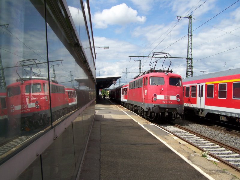 Br.110 416-5 mit einer RB nach Donauwrth im Bahnhof Aalen. Diese Szene wurde im Fahrradparkheus gespiegelt. Aufgenommen im Sommer 2007 in Aalen.