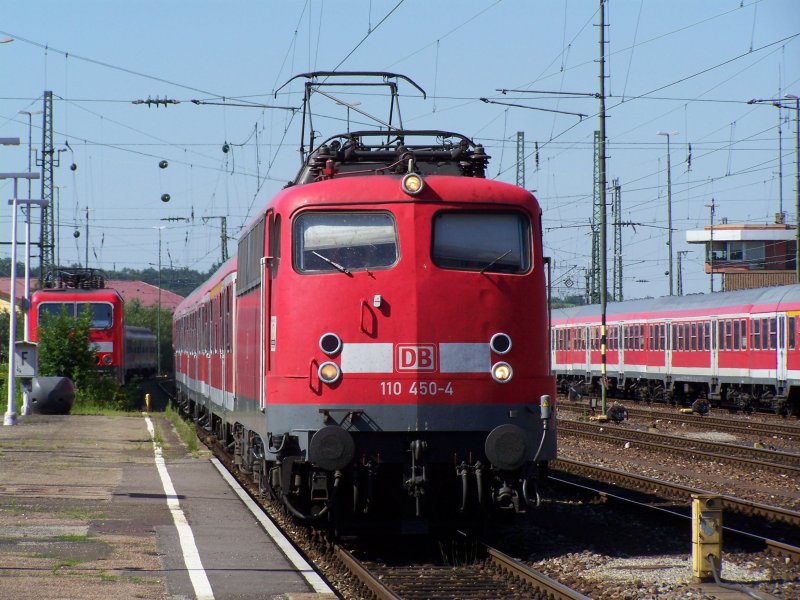 Br.110 450-4 bei der Einfahrt mit einer RegionalBahn RB auf Gleis 5 des Aalener Bahnhofs. Aufgenommen am 15.Juli 2007