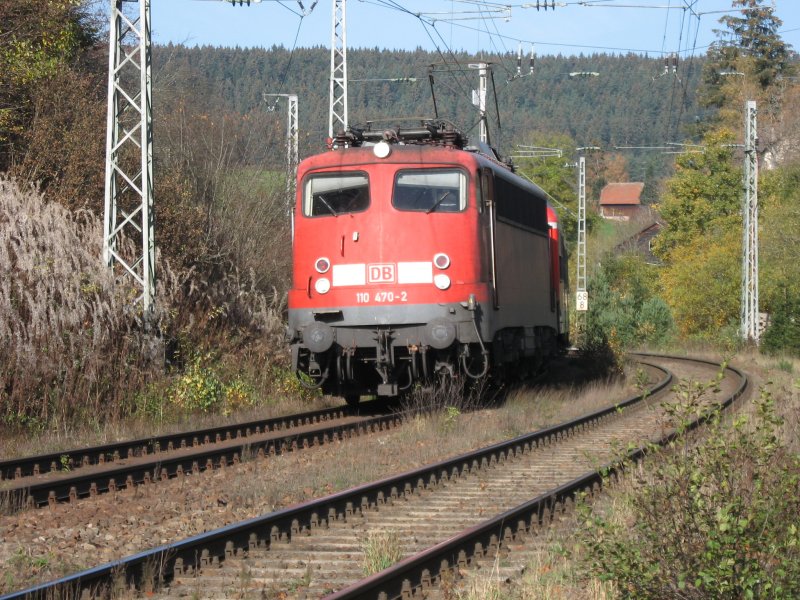 BR110 470 mit einem RE am B31 km 68,9 30.10.06