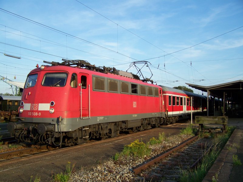 Br.110 508-9 bei einem lngerem Aufenthalt im Bahnhof Nrdlingen. Aufgenommen am 31.Juli 2007
