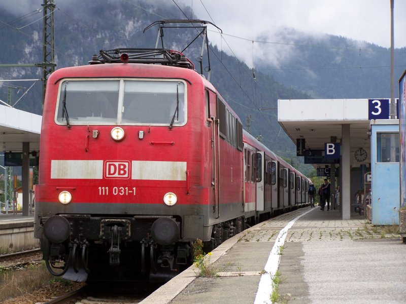 Br.111 031-1 mit einem RegionalExpress nach Innsbruck, im Bahnhof Garmisch-Partenkirchen. Aufgenommen am 9.August 2007