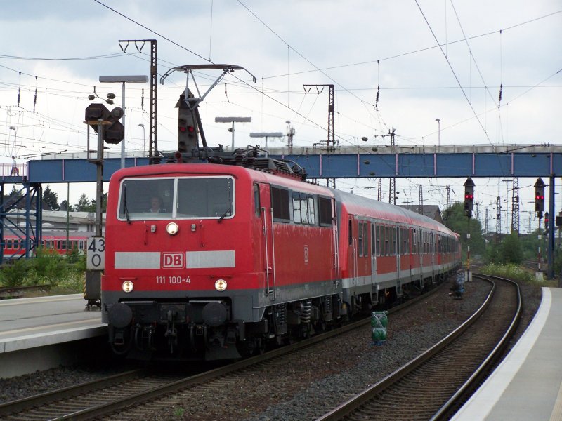 Br.111 100-4 bei der Einfahrt in den Bahnhof Aschaffenburg Hbf. Der zug fuhr weiter nach Wrzburg Hbf. Aufgenommen im Juli 2007.